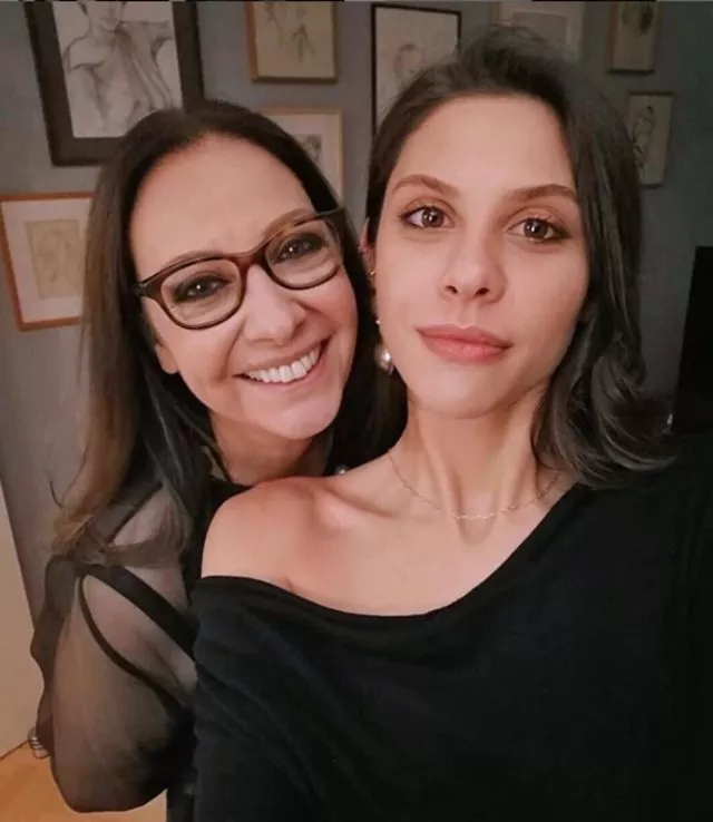 Hercai'nin Azize Aslanbey’i Ayda Aksel’in kızı Leyla Yüngül güzelliğiyle dikkat çekti!