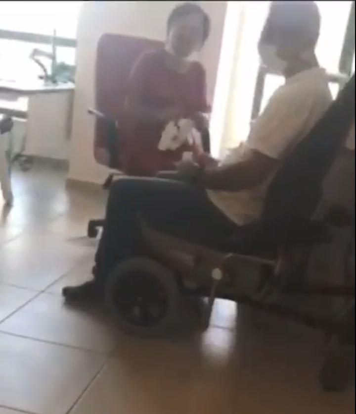 Eskişehir'de tedbirsiz koronavirüs testi! Personeliyle hasta yakını birbirine girdi