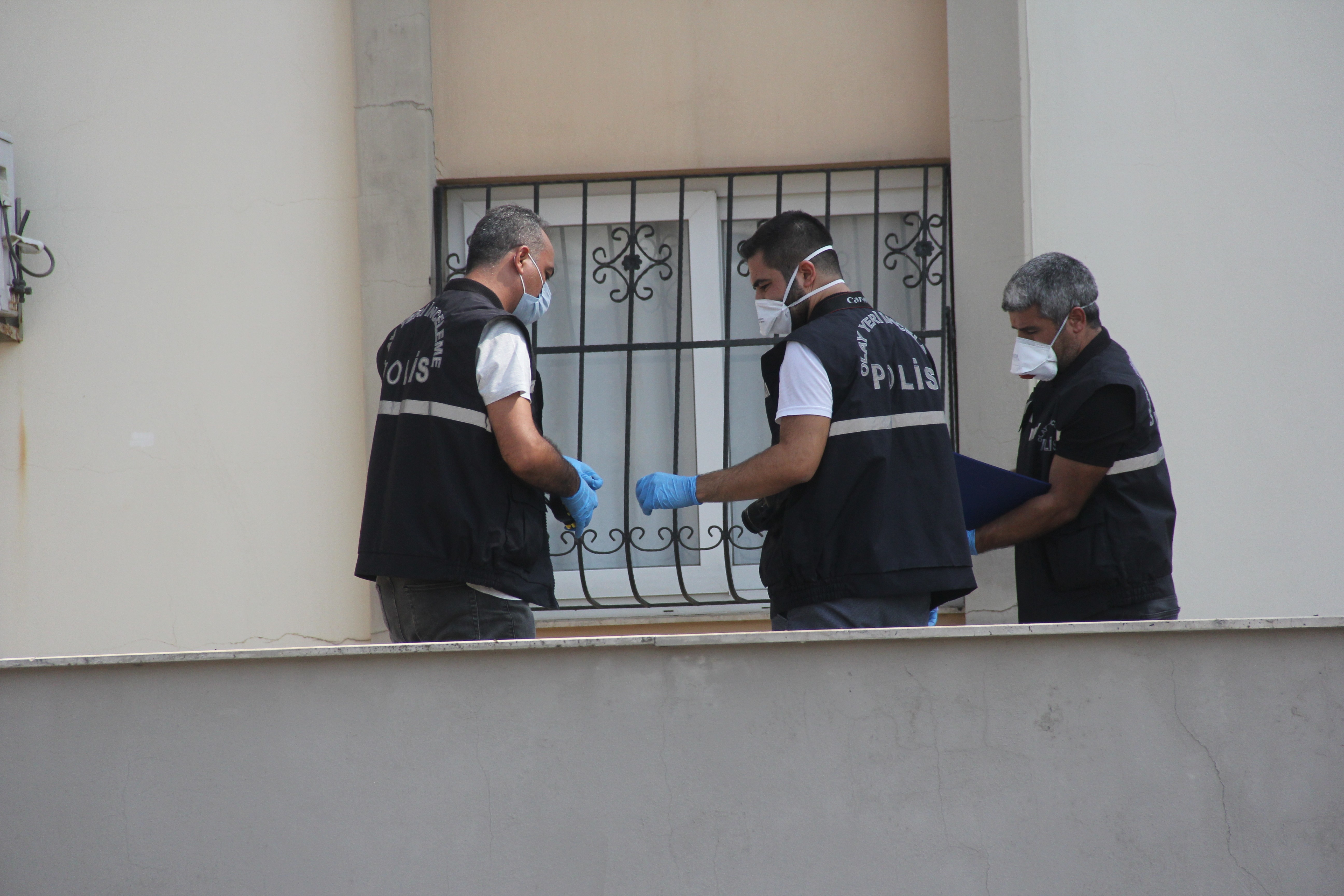 İki çocuk annesinin acı sonu! Evinin penceresini silerken hayatını kaybetti