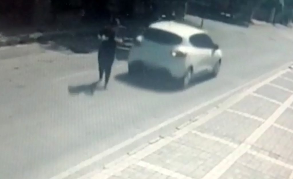 Antalya'da geri manevra yapan otomobilin çarptığı kadın öldü