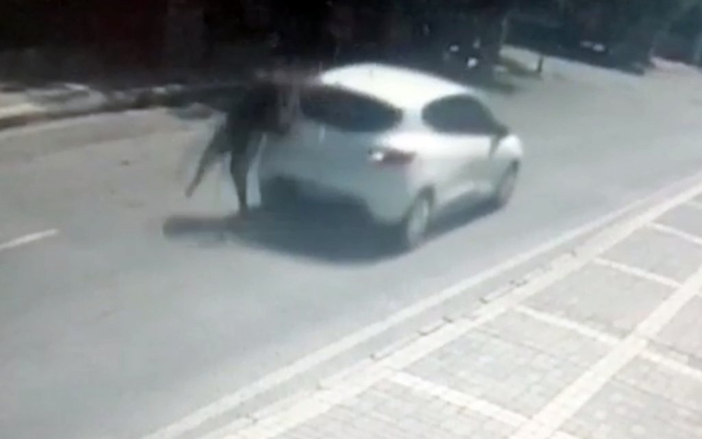 Antalya'da geri manevra yapan otomobilin çarptığı kadın öldü