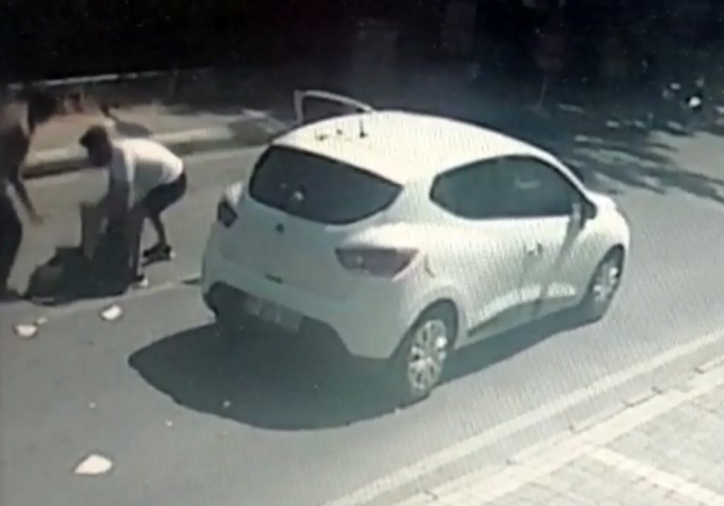 Antalya'da geri manevra yapan otomobilin çarptığı kadın öldü