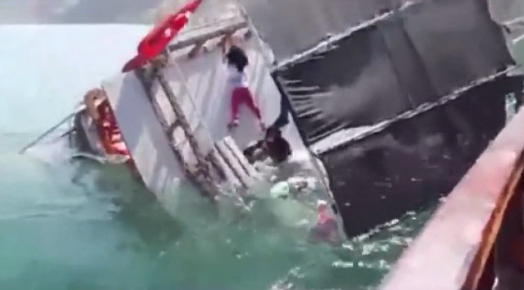 Alabora olan tur teknesinden yeni görüntüler!