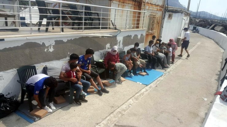 Göçmen taşıyan fiber tekne battı, 1'i bebek 2 kaçak göçmen yaşamını yitirdi