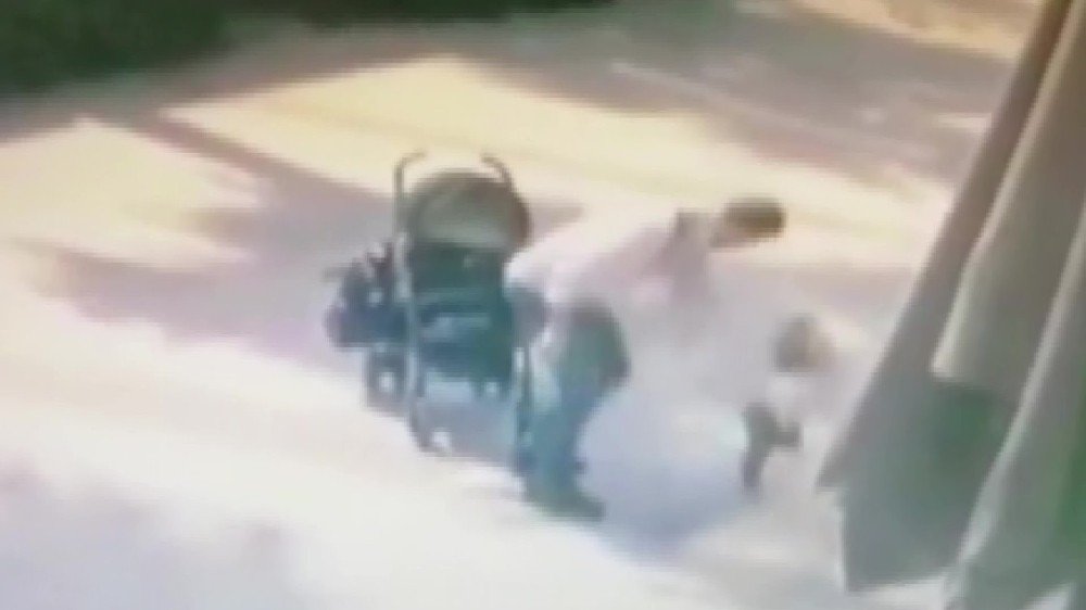 Kocaeli'nde bebek arabasındaki çocuğa şiddet kameralarda