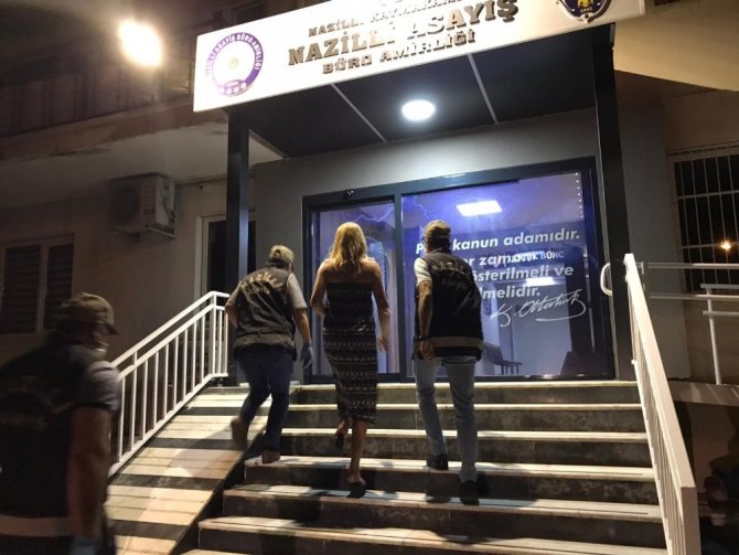 Nazilli'de bir travesti iki kişiyle birlikte suç üstü yakalandı