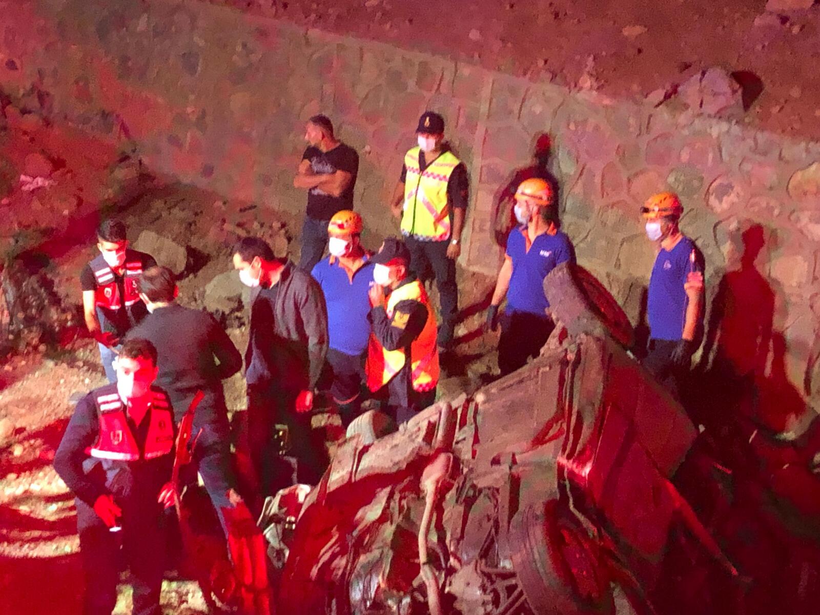 Otomobil takla atarak şarampole yuvarlandı: 3 kişi hayatını kaybetti