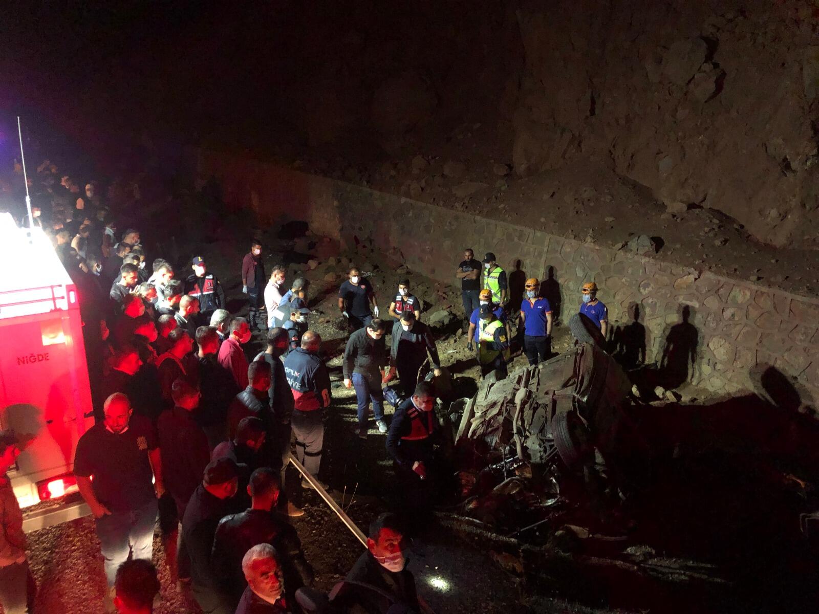 Otomobil takla atarak şarampole yuvarlandı: 3 kişi hayatını kaybetti