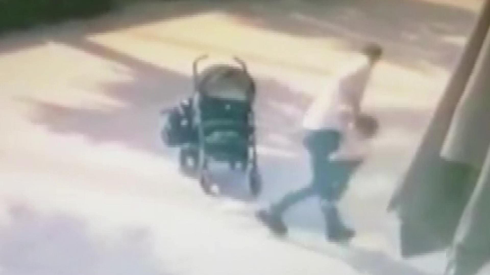 Hayrete düşüren görüntüler! Bebek arabasından düşen çocuğunu tokatladı