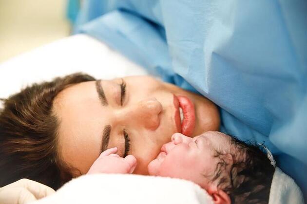 Ebru Şancı kendi sütünü yüzüne sürdüğünü açıkladı!