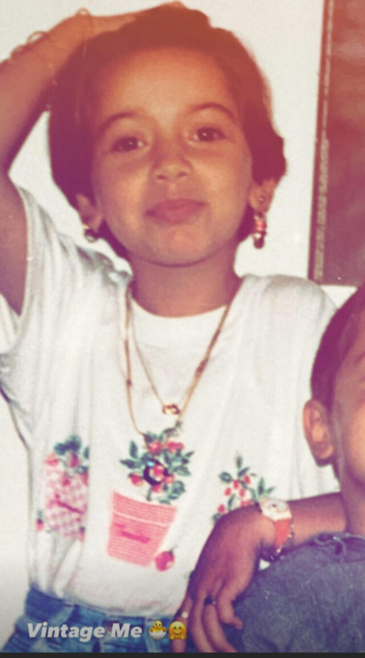 Hadise çocukluk fotoğrafını paylaştı! Takipçilerini yıllar öncesine götürdü