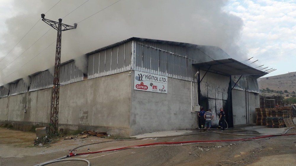 Kozan’da yangın: 10 milyon liralık gıda kül oldu