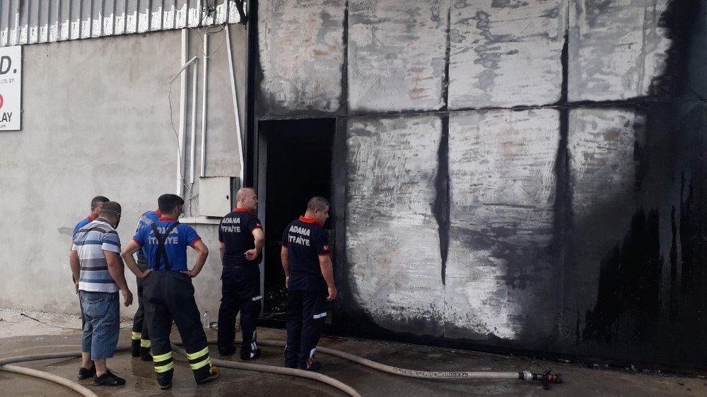 Kozan’da yangın: 10 milyon liralık gıda kül oldu