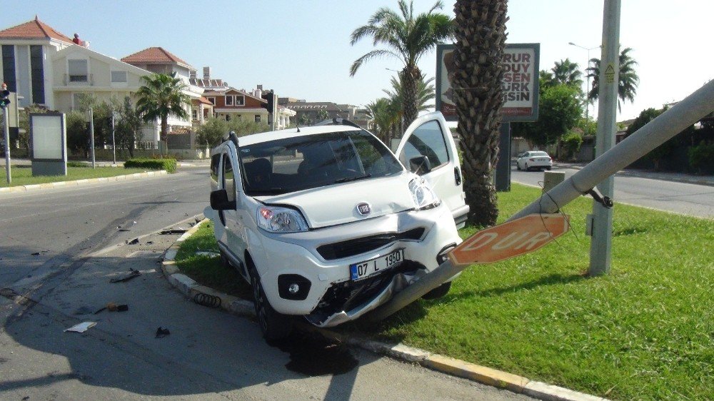 Antalya’da alkollü sürücü kaza yaptı: 4 yaralı 