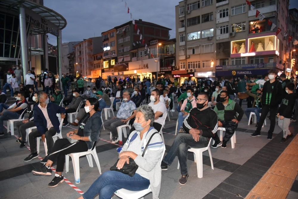 Kocaelispor’un ilk maçı, dev ekranda izlendi!