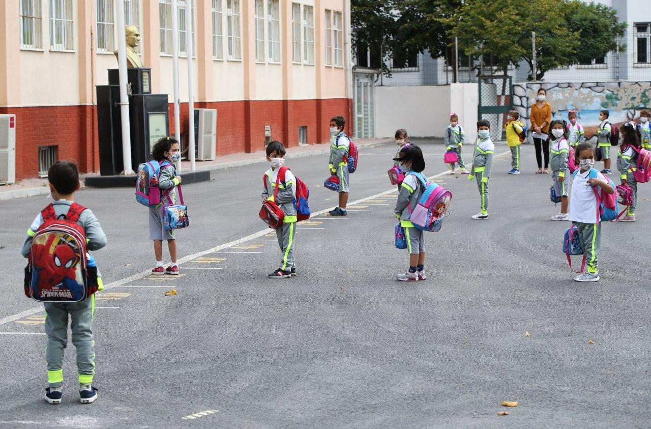 Yüzyüze eğitim başladı: Anasınıfı ve ilkokul birinci sınıf öğrencileri okulda