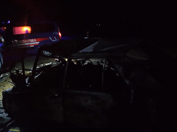 ADANA'nın Aladağ ilçesinde Tır'a çarpan otomobil 3 kişinin ölümüne sebep oldu