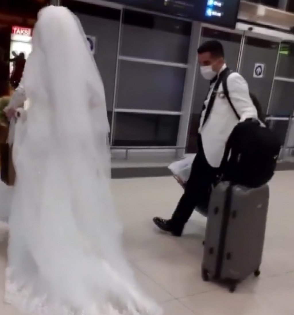 Yeni evli çiftler, koronavirüse aldırmadan oynadı