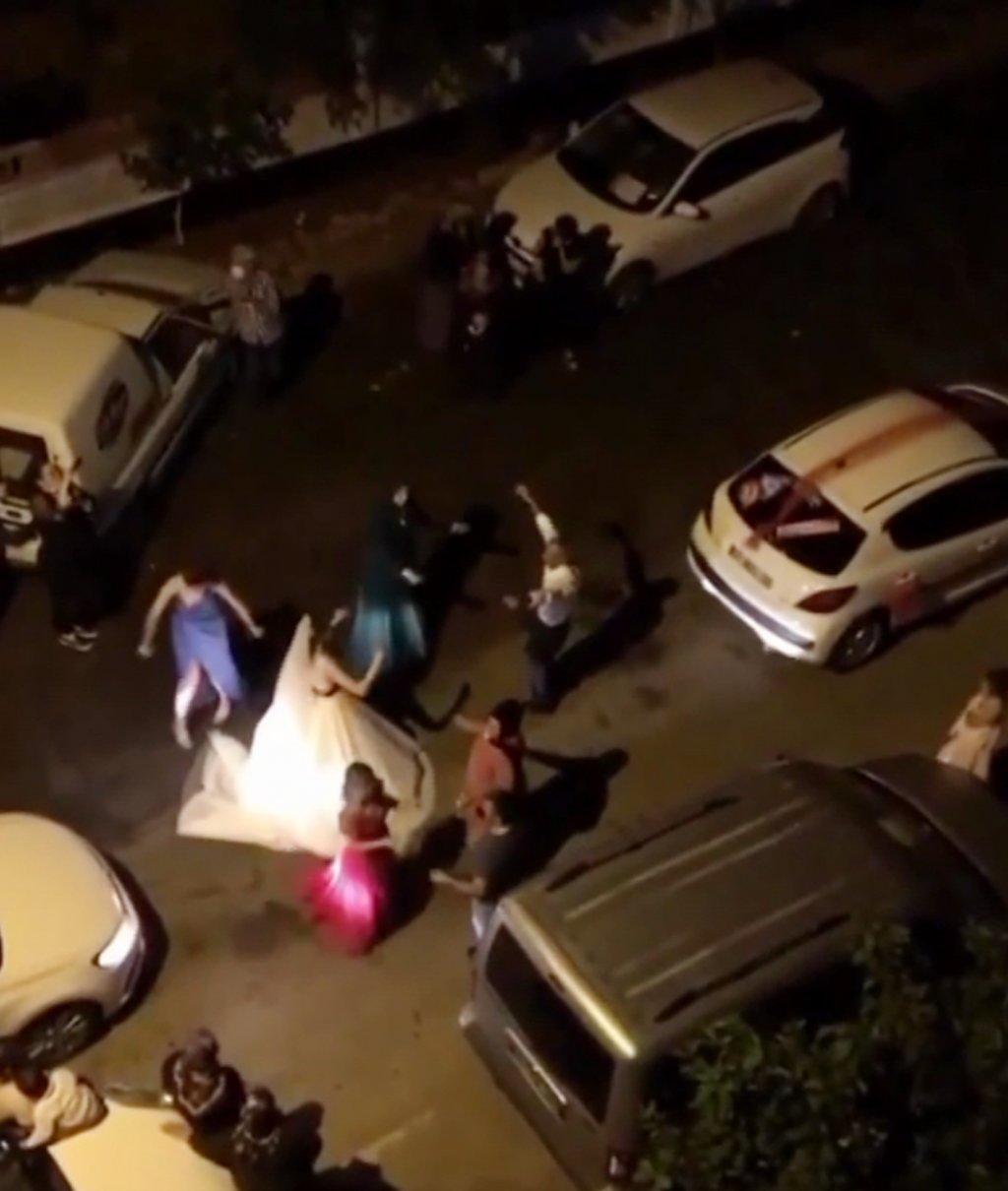 Yeni evli çiftler, koronavirüse aldırmadan oynadı