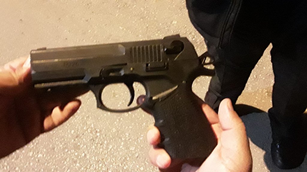 Polisin dur ihtarına uymayan şahıs, ruhsatsız tabancasını göle attı