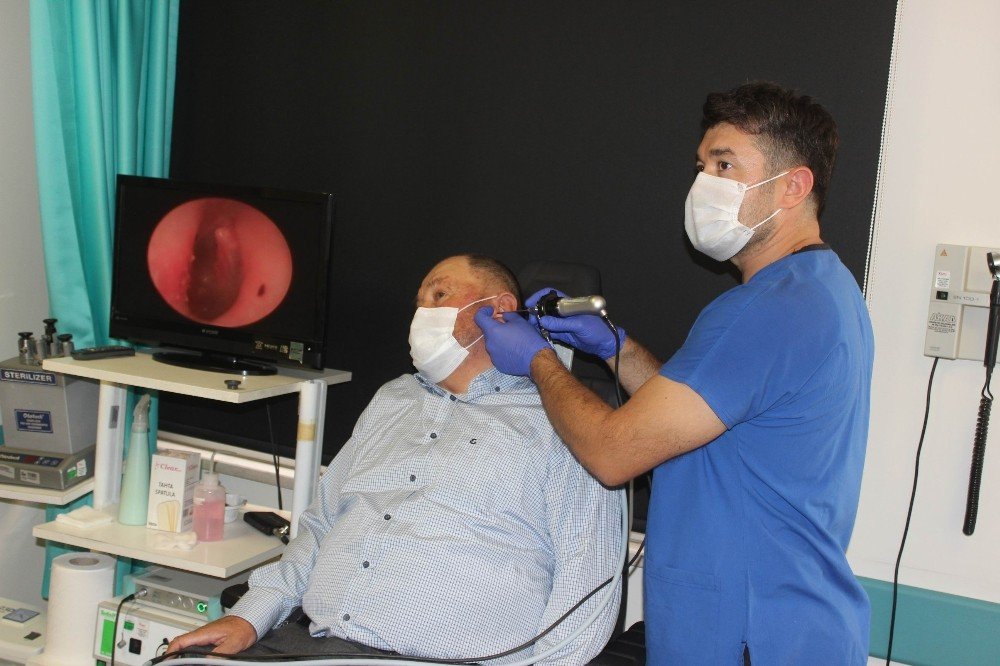 İşitme sorunu yaşayan kişinin kulağından canlı sinek çıkarıldı