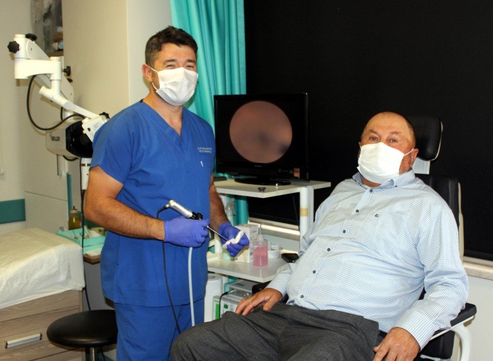 İşitme sorunu yaşayan kişinin kulağından canlı sinek çıkarıldı