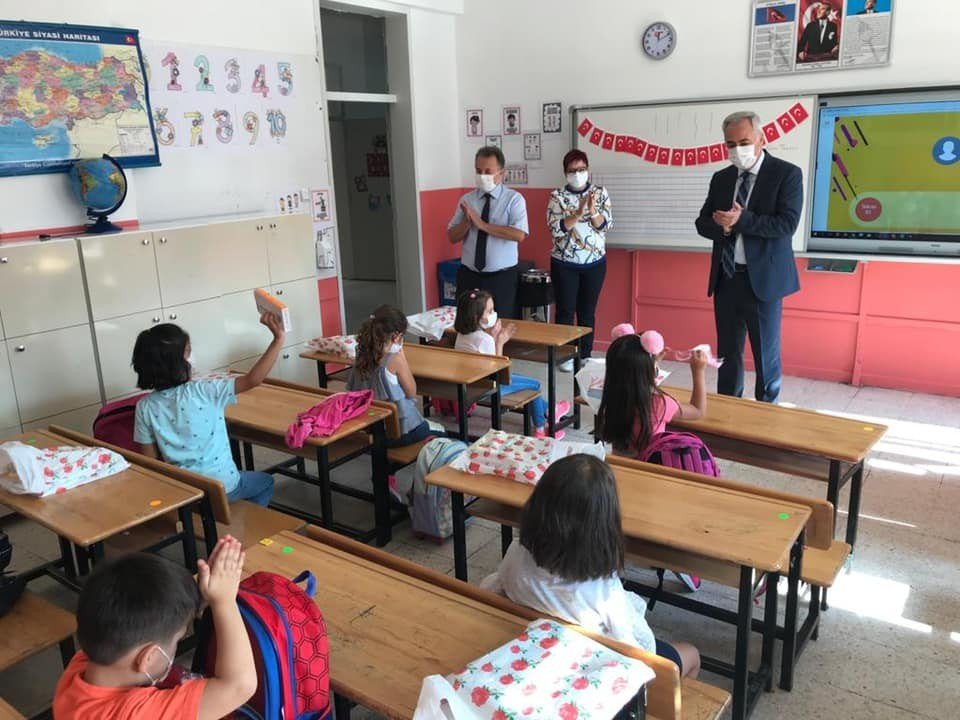 Isparta Valis Seymenoğlu'ndan miniklere koronavirüs bilgilendirmesi