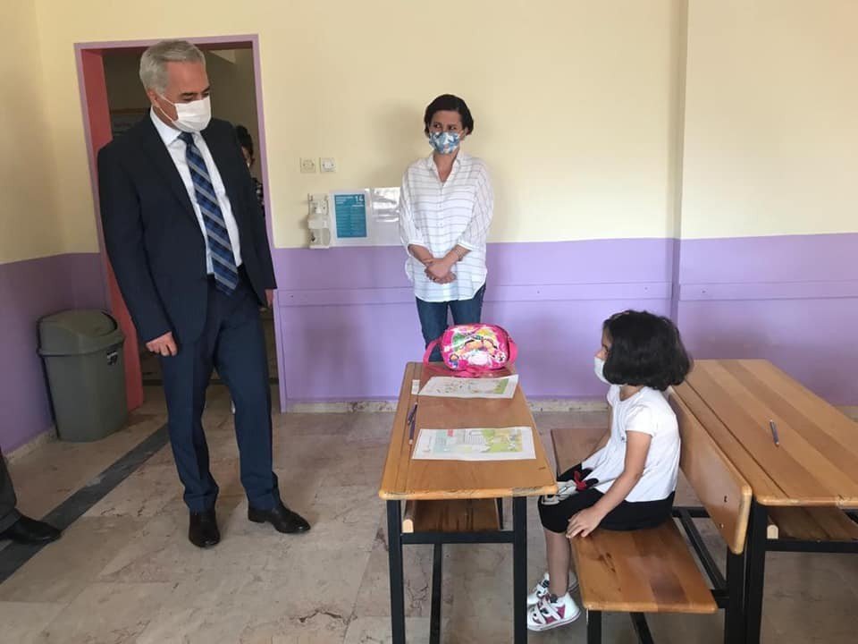 Isparta Valis Seymenoğlu'ndan miniklere koronavirüs bilgilendirmesi