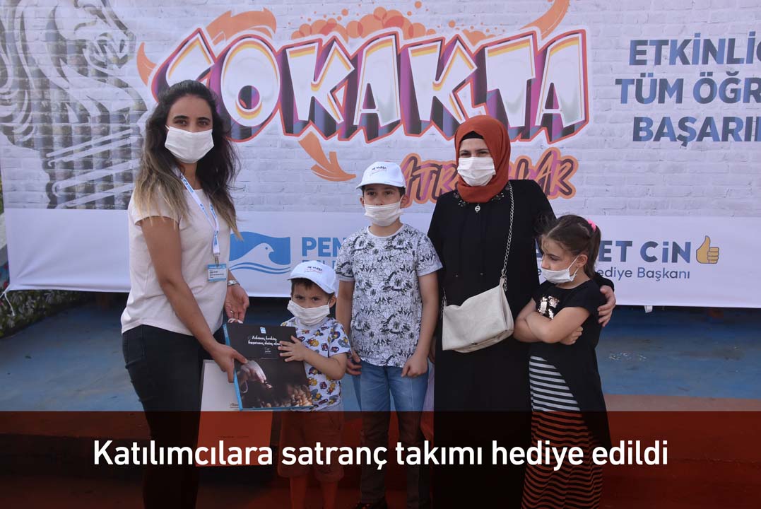 Pendik Çocuk Oyunları Sokağı’nda sosyal mesafeli satranç etkinliği!