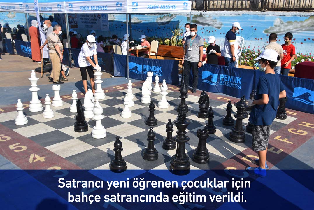 Pendik Çocuk Oyunları Sokağı’nda sosyal mesafeli satranç etkinliği!