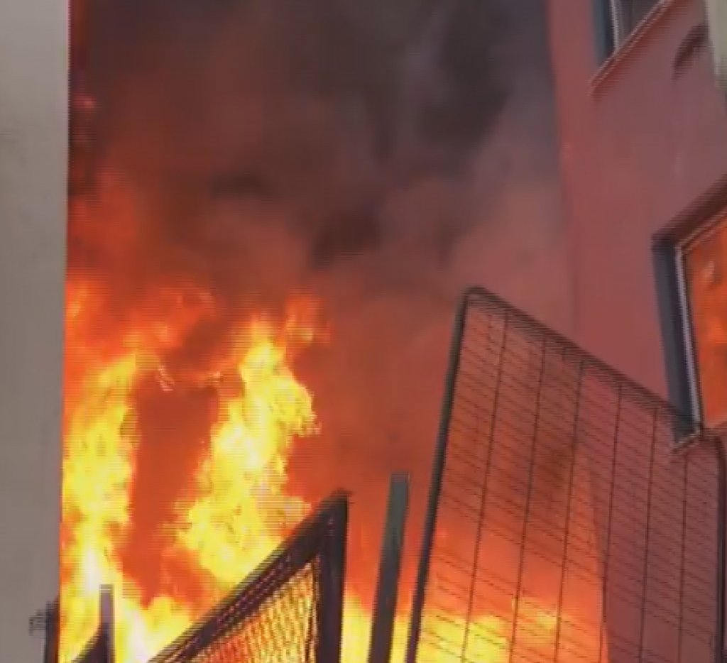 Eyüpsultan'da yangın: 5 katlı binayı sardı