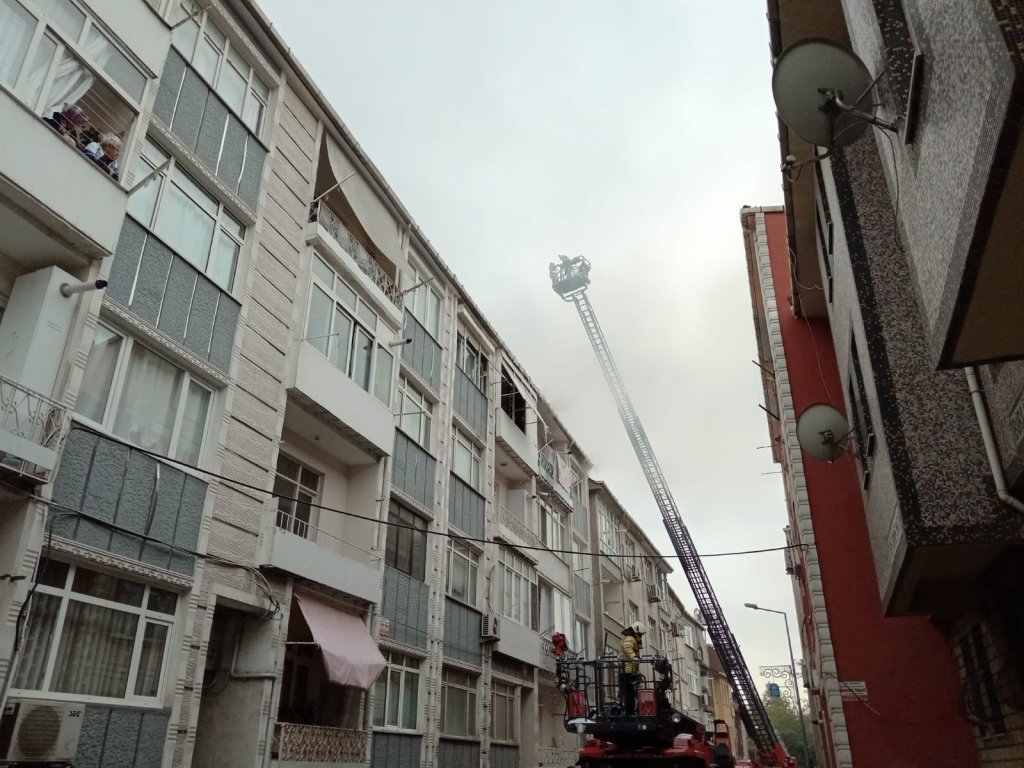 Eyüpsultan'da yangın: 5 katlı binayı sardı