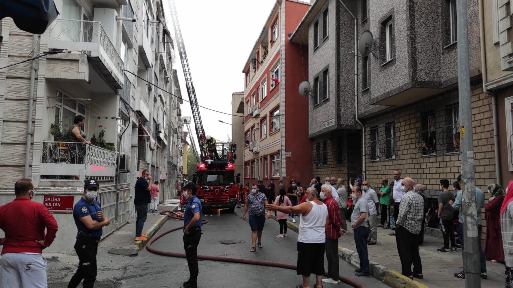 Eyüpsultan'da yangın: 5 katlı binayı sardı