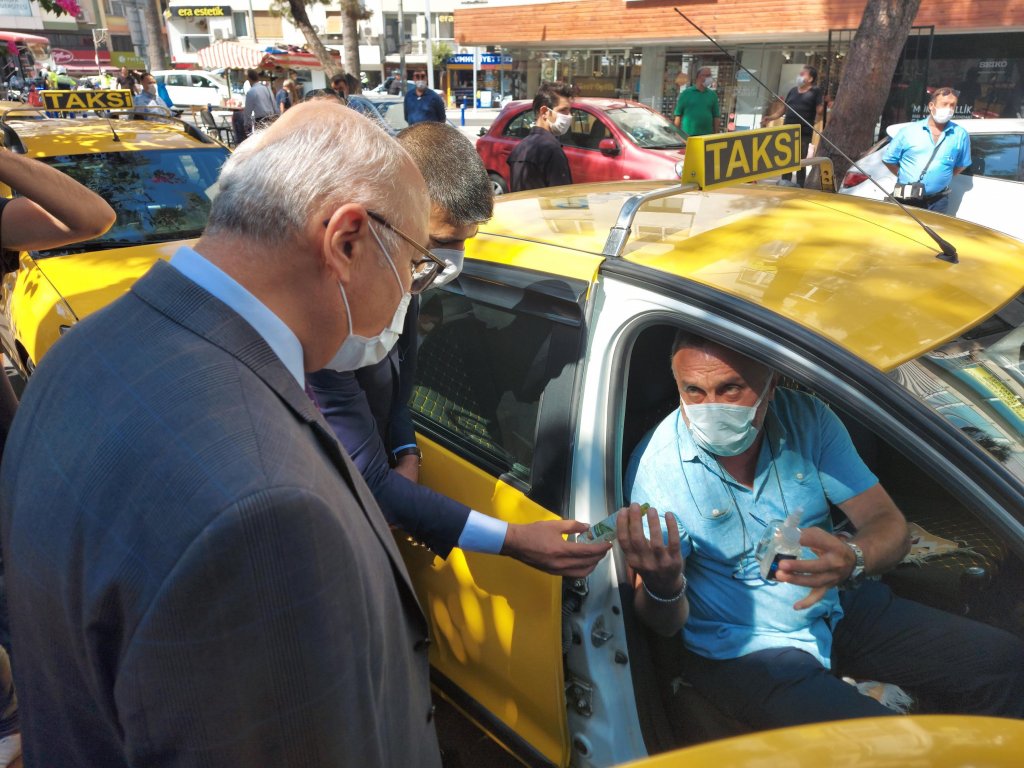 İzmir Valisi Köşger'den sevindiren açıklama: Vaka sayılarında düşüş var