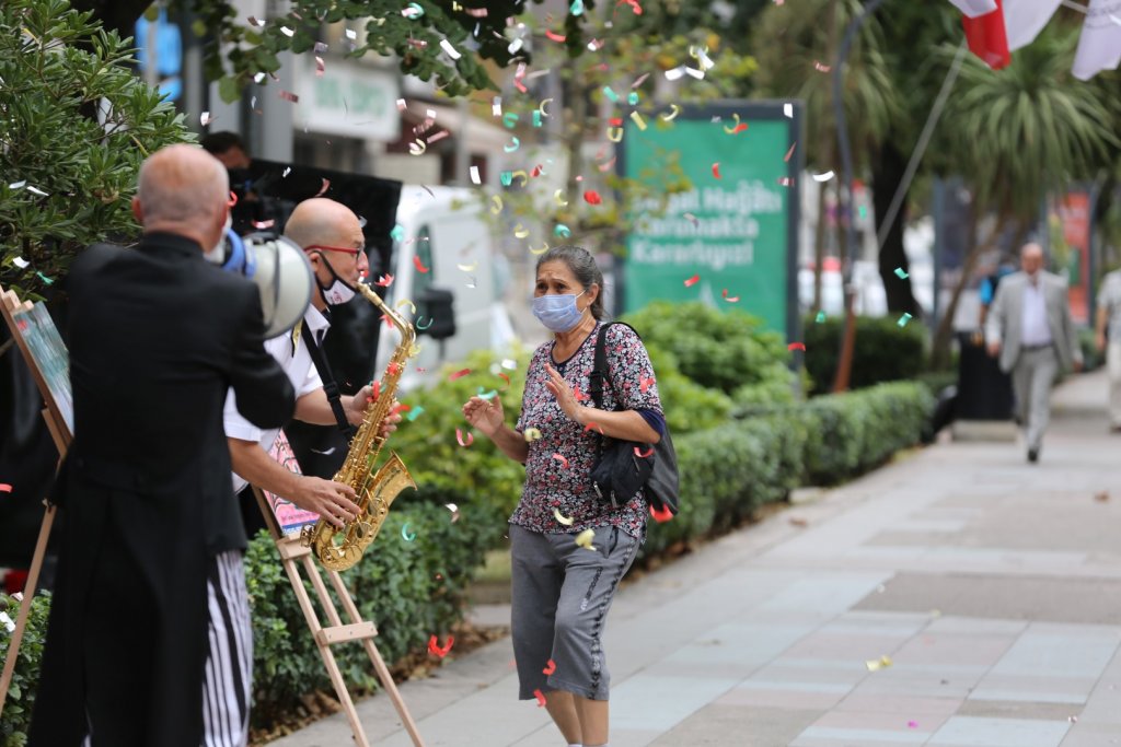 İzmit'te maskesini doğru takanlar için kutlama ve hediye