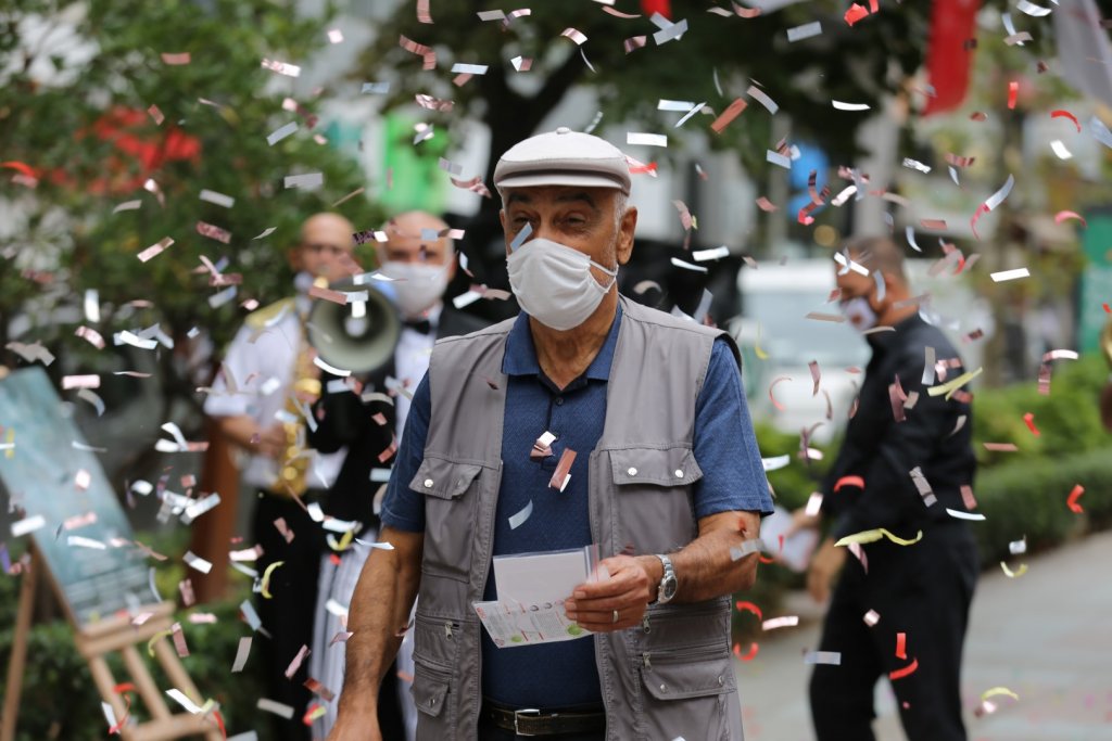 İzmit'te maskesini doğru takanlar için kutlama ve hediye