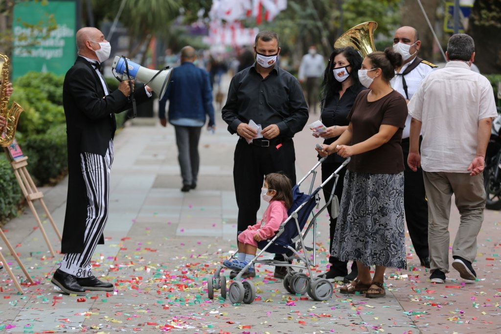 İzmit'te maskesini doğru takanlar için kutlama ve hediye