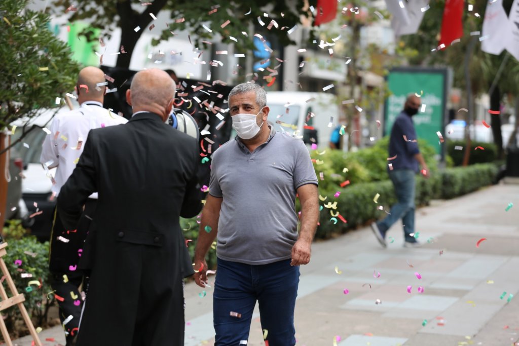 İzmit'te maskesini doğru takanlar için kutlama ve hediye
