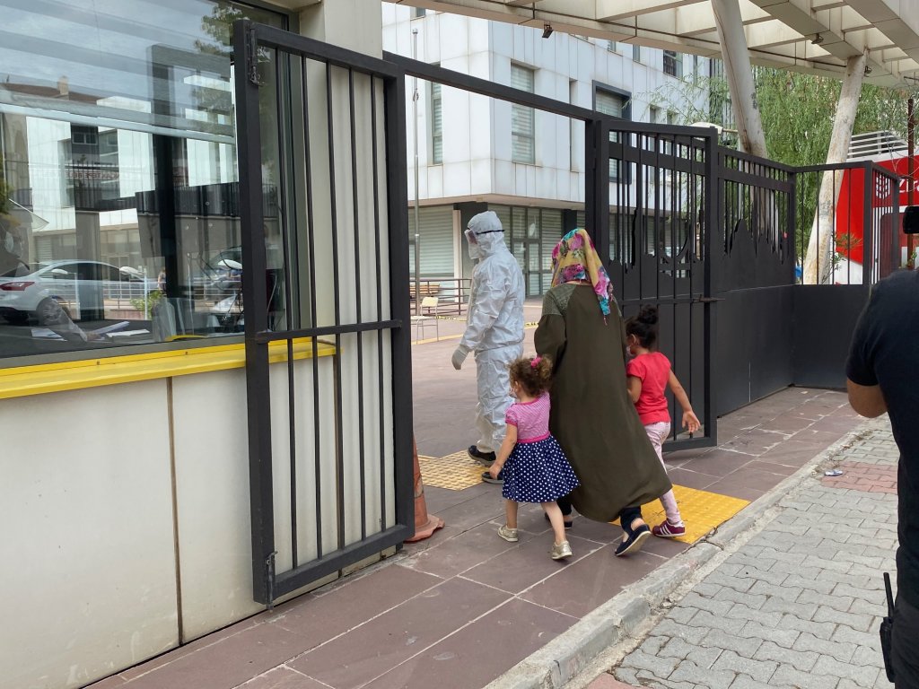 Süresi dolan karantina kaçaklarının Sancaptepe'den tahliyesi başladı