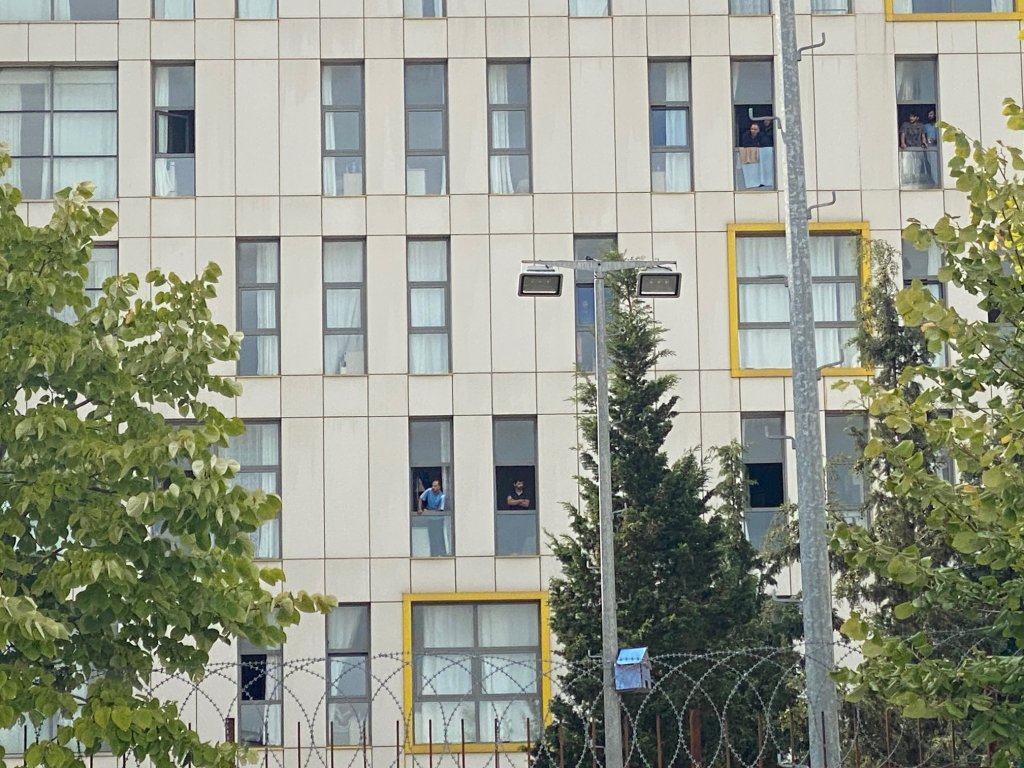 Süresi dolan karantina kaçaklarının Sancaptepe'den tahliyesi başladı