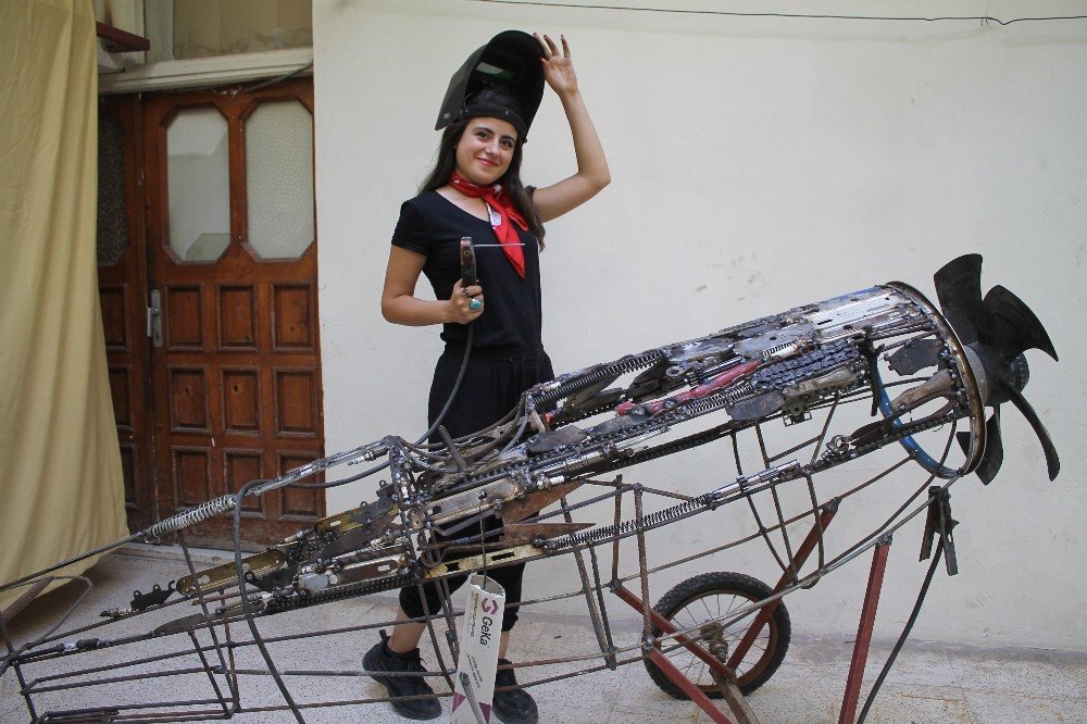 Sanatçı baba ve kızından hurda parçalarıyla ilk milli uçak maketi