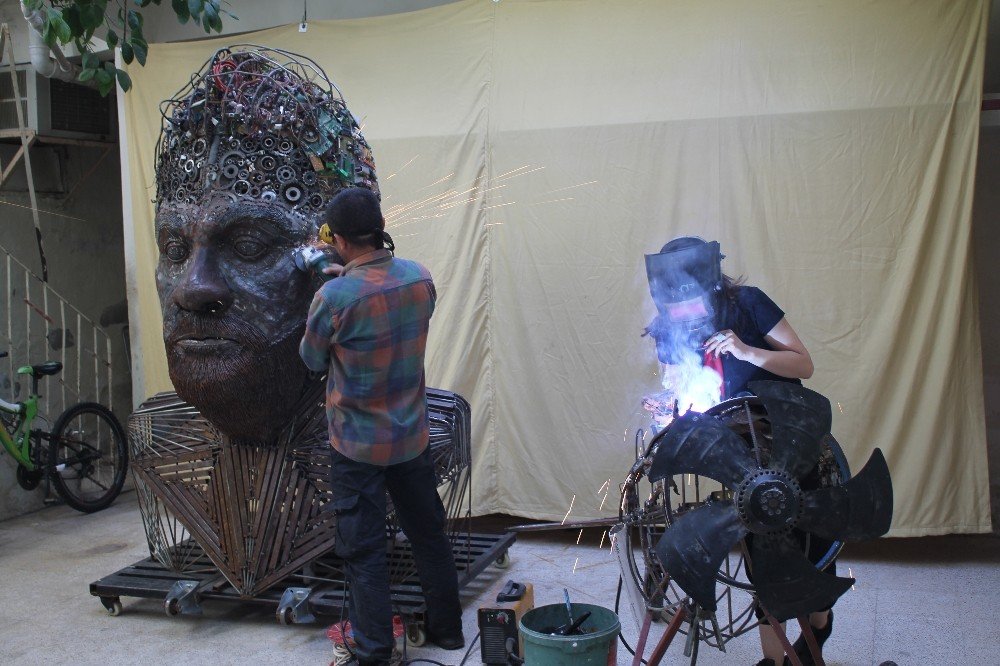 Sanatçı baba ve kızından hurda parçalarıyla ilk milli uçak maketi