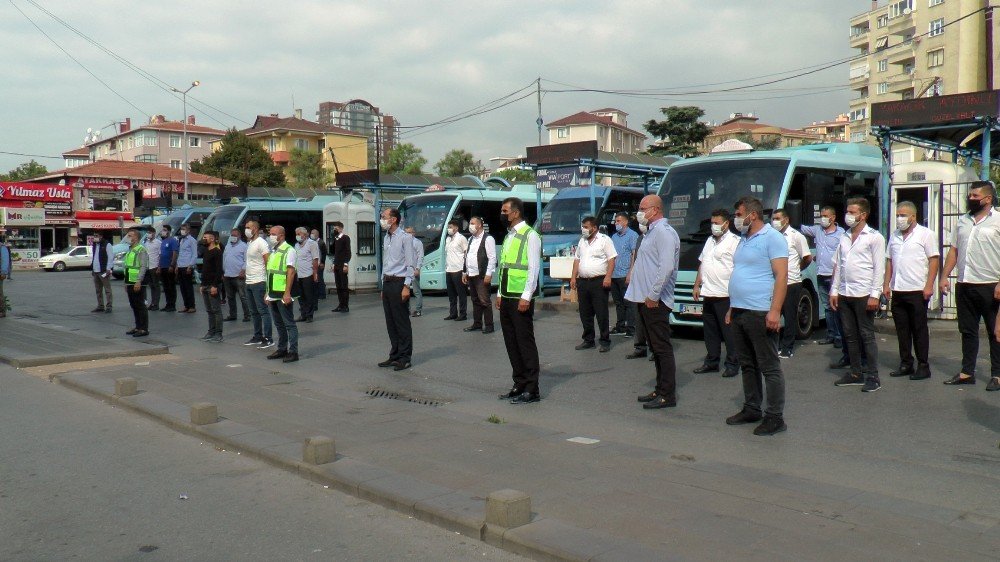 Pendikli minibüsçülerden sağlık kahramanları için saygı duruşu