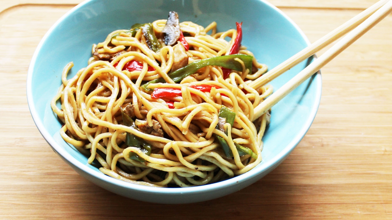 Tavuklu ve sebzeli noodle tarifi, nasıl yapılır? Gelinim Mutfakta malzemeleri ve yapılışı