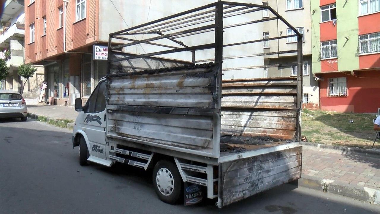 Bağcılar'da oyun oynayan çocuklar, kamyoneti ateşe verdi