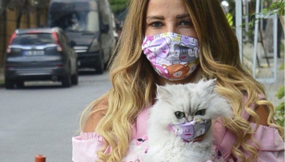 Esra Sönmezer kedisine de maske taktı! Esra Sönmezer kimdir?