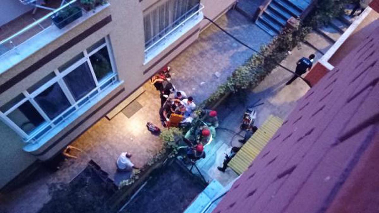 Balkondan düşen yaşlı adam demir korkuluklara saplandı