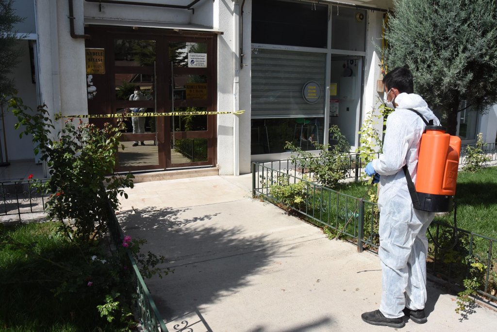 Apartman görevlisi koronavirüse yakalanınca 500 kişi karantinaya alındı