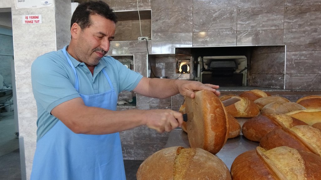 Mola vermek için durduğu şehirde iki ekmek fırını açtı