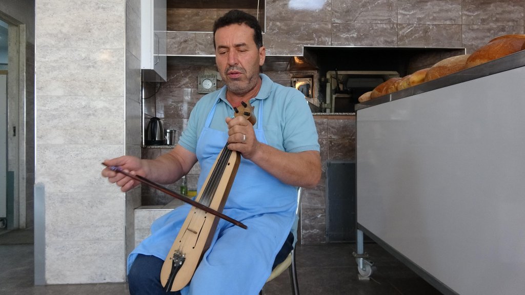 Mola vermek için durduğu şehirde iki ekmek fırını açtı